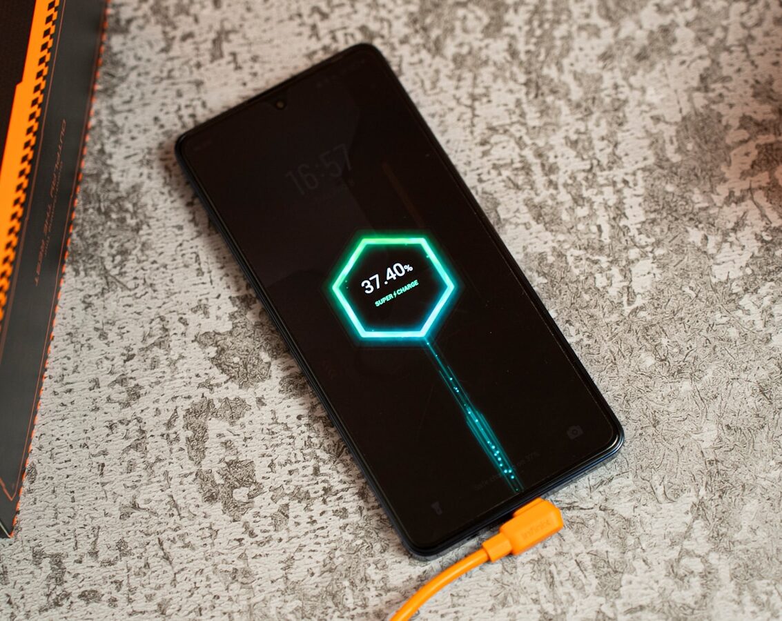 Ricarica rapida: che cos'è, come funziona e perché non è sempre innocua