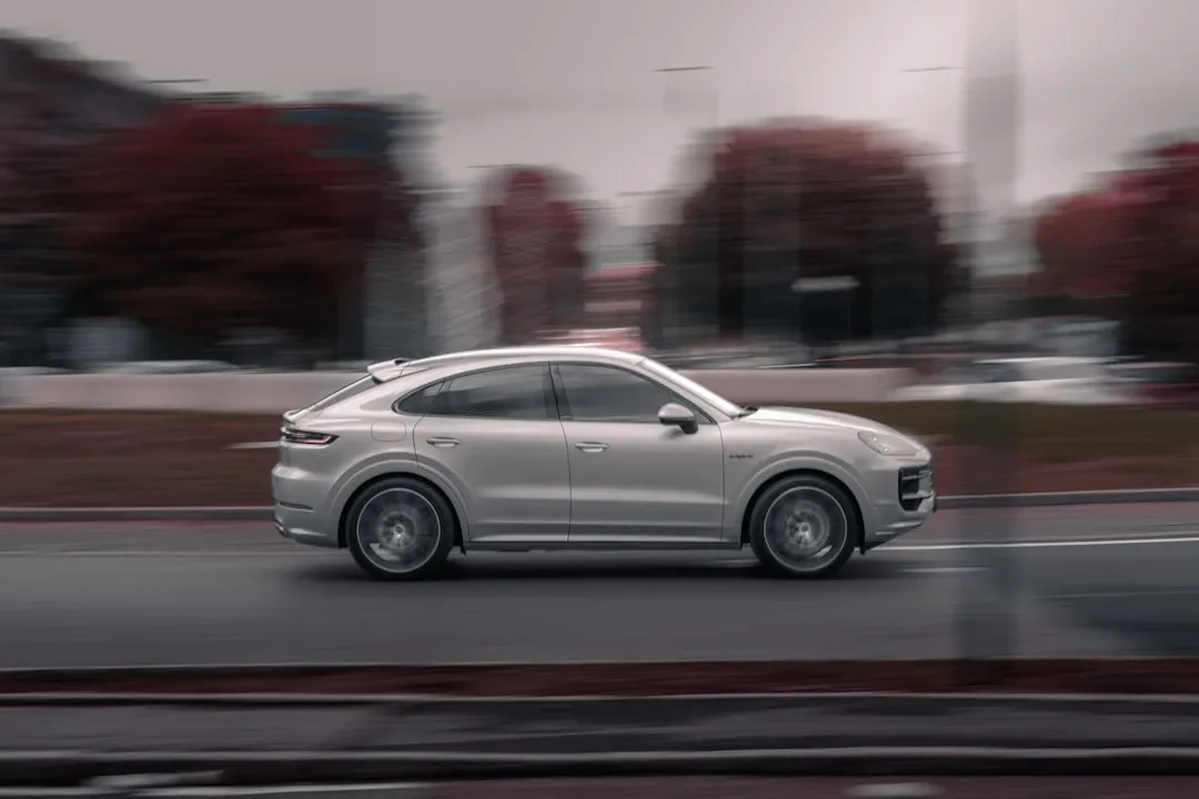 Porsche Cayenne Elettrica Coupé 2027 Lusso Tecnologico e Prestazioni Rivoluzionarie