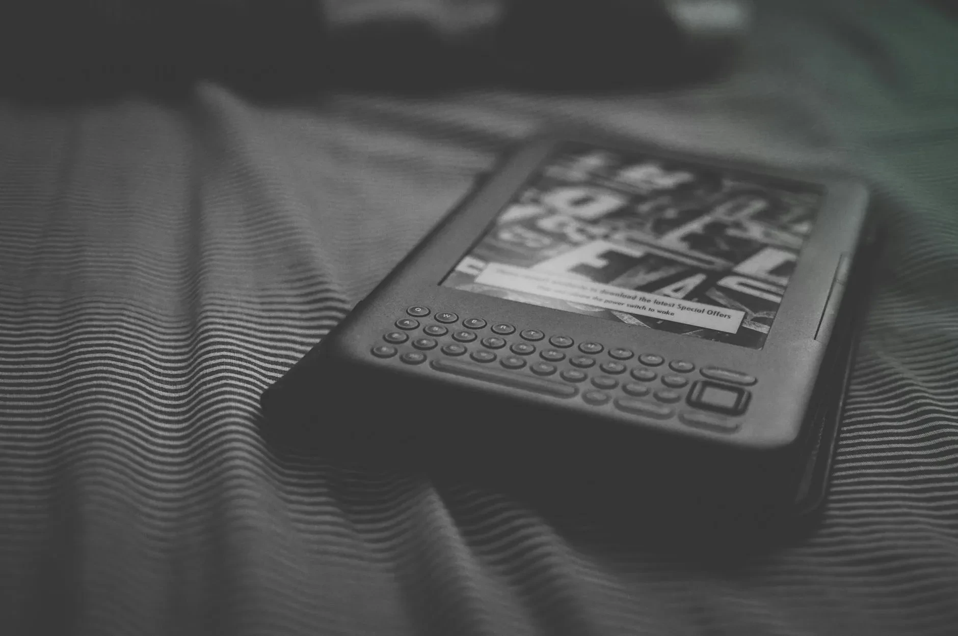 Extended Dark Mode for Color Screen Kindles: Amazon Embraces Inverted Interface
