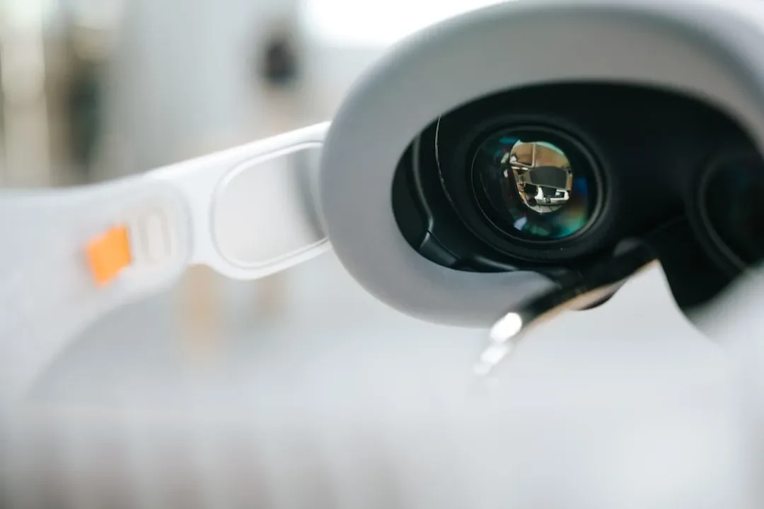 Occhiali Smart Apple con IA Rivoluzionano l'Interazione: Controlli Gestuali e Siri Potenziata