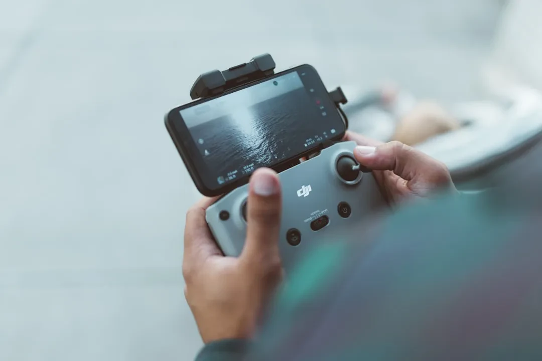 Modified Steam Controller Hosts Smartphone Integrating PC and Mobile Gaming