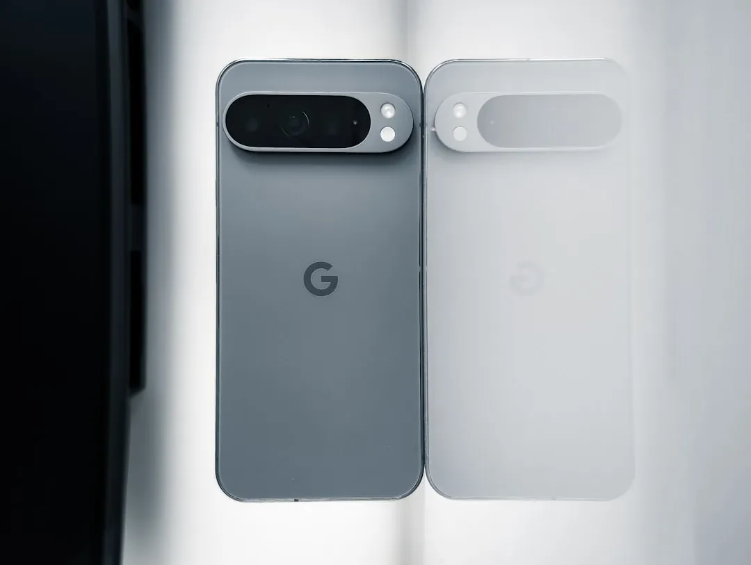 Google Rinnega il Liquid Glass di Apple: Pixel e Android Sceglieranno l'Estetica Opaca