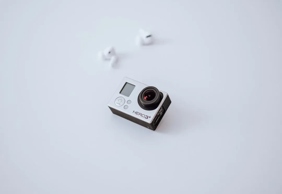 Camera-Equipped AirPods and AI Pendant: Apple's New Vision for Siri, CEO Transition and Legal Battles