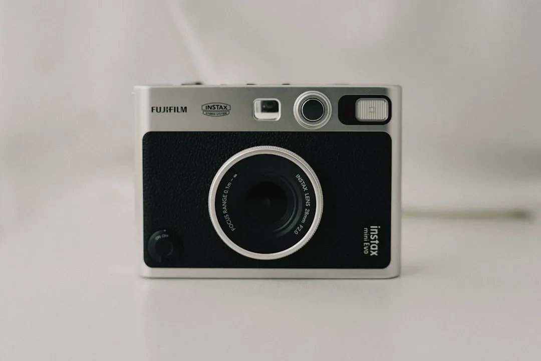 Instax Wide 400 e Boox Tappy Alimentano la Rinascita della Tecnologia Analogica nel 2026