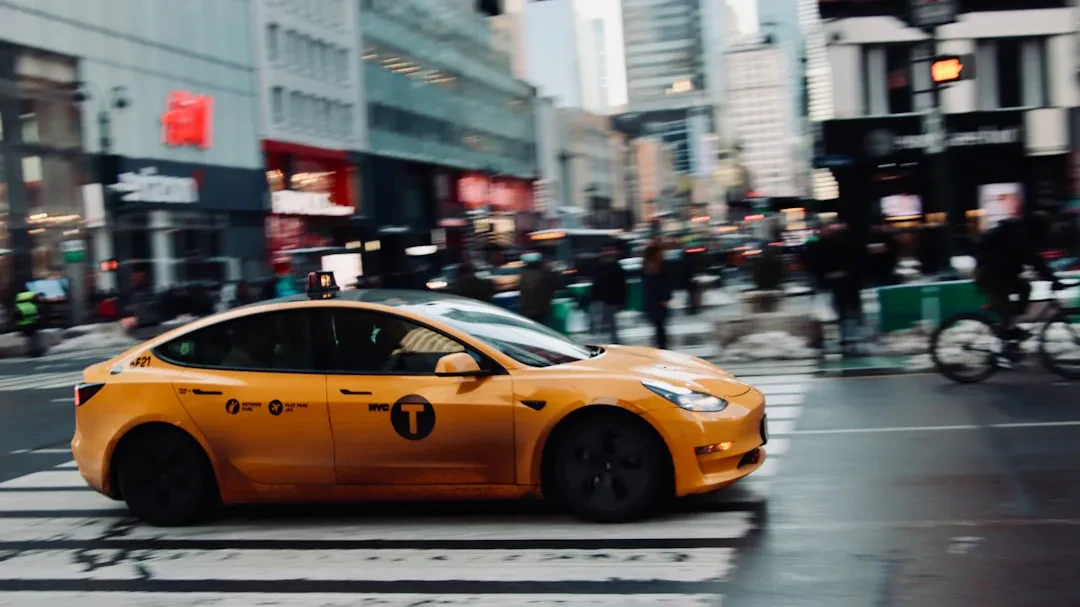 Tesla Robotaxi e Crash Nuovi Dati Rivelano la Lenta Marcia Verso l'Autonomia Completa