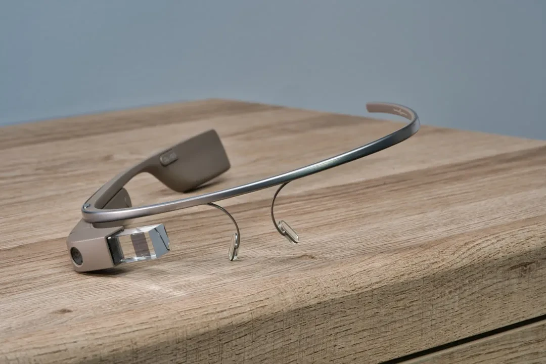 Google Presenta i Nuovi Occhiali Smart Audio con AI e Supporto iPhone: La Sfida a Meta e Apple