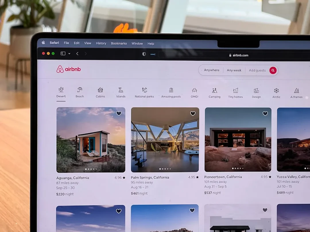 Airbnb si Trasforma in un Superapp dei Viaggi: Hotel, Noleggio Auto e Consegne a Domicilio con l'Intelligenza Artificiale