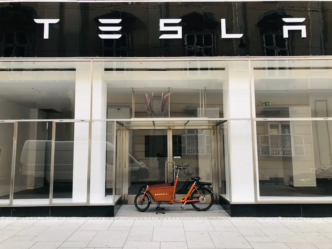 Tesla FSD Avanza in Europa Mentre il Mercato EV Globale si Divide. L'Ascesa a Due Velocità dell'Elettrico