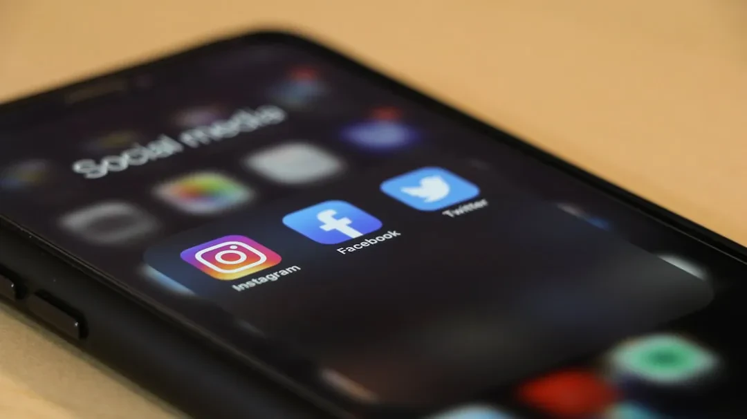 Social Media, Policy e Community: Il 2026 Riscrive le Regole del Gioco tra Divieti, Backlash e Nuove App