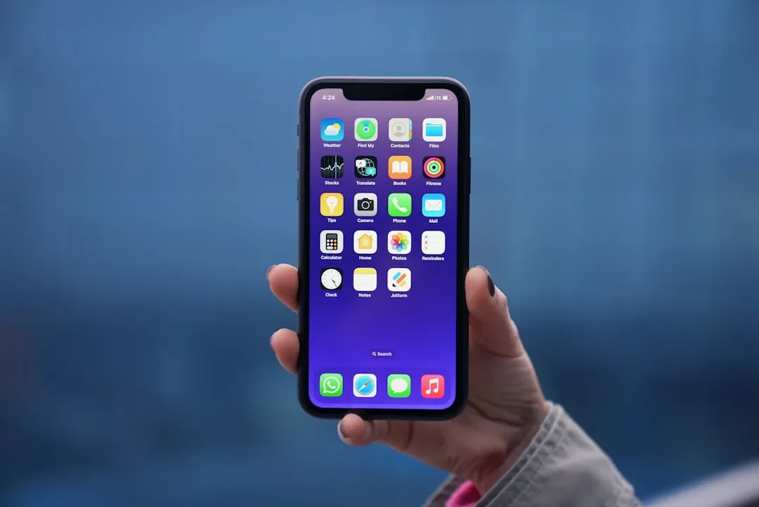 iOS 27 Siri si veste di scuro con app dedicata e il motore Gemini di Google