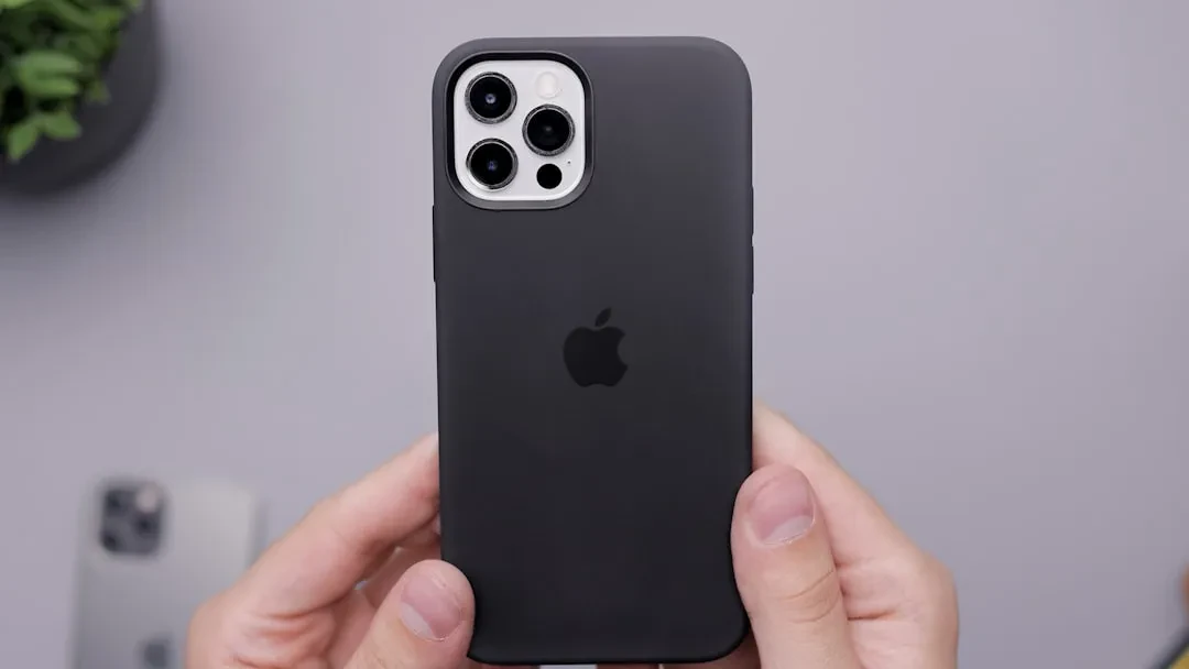 Le Prime Custodie per iPhone Pieghevole di Apple Compaiono Online: Design Svelato?