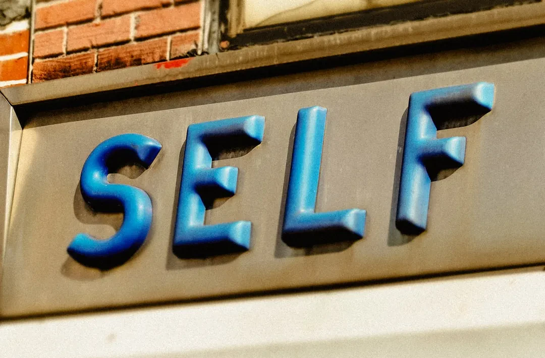 From Recursive Self Improvement to Stan Lee AI: 2026 Redefines Artificial Intelligence Between Challenges and Opportunities