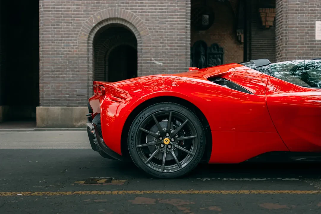 Ferrari Luce e Nike 2026: design e sostenibilità al centro del dibattito