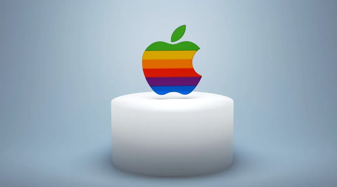 WWDC 2026: Tim Cook saluta, Siri si rifà il look e l'AI Apple ricomincia da capo