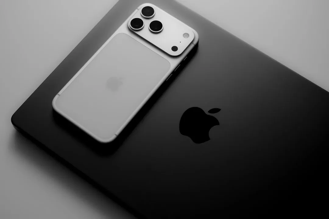 iOS 27 Beta Svela iPhone Pieghevole, Nuove Regole App Store e Dettagli AI