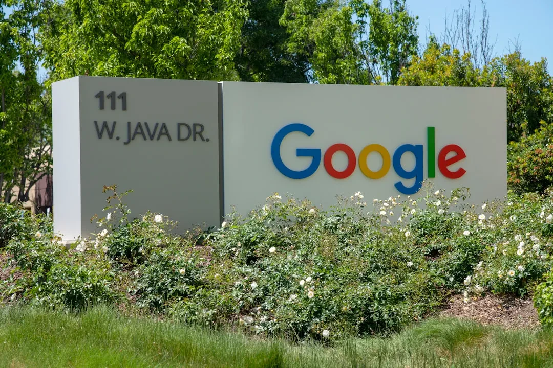 Google Ritenuta Responsabile per le False Informazioni Generate da AI Overviews: Una Sentenza Che Cambia le Regole del Gioco