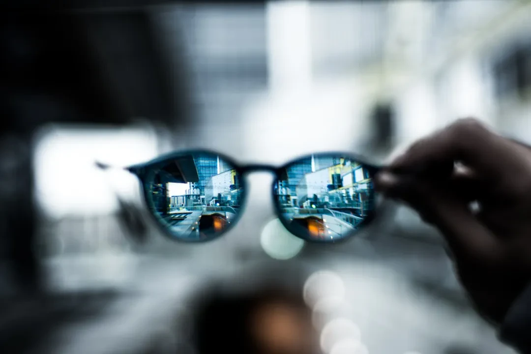 Meta e Rank One Computing: Il Riconoscimento Facciale Segreto nei Ray-Ban Smart Glasses