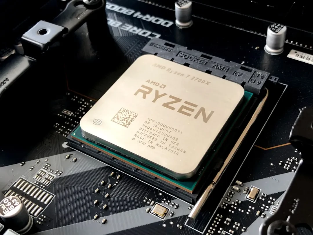 AMD Rimuove la Crittografia della Memoria dalle CPU Consumer, la Scelta Nascosta che Scatena la Rabbia degli Utenti