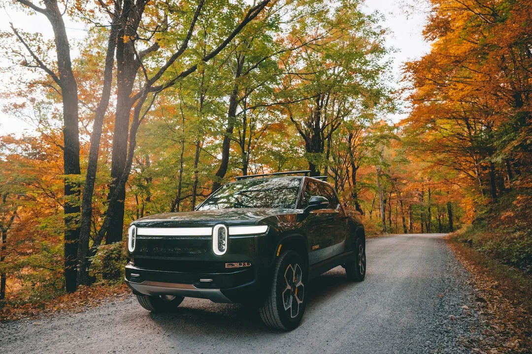 Rivian citata in giudizio per le promesse di guida autonoma sui primi modelli