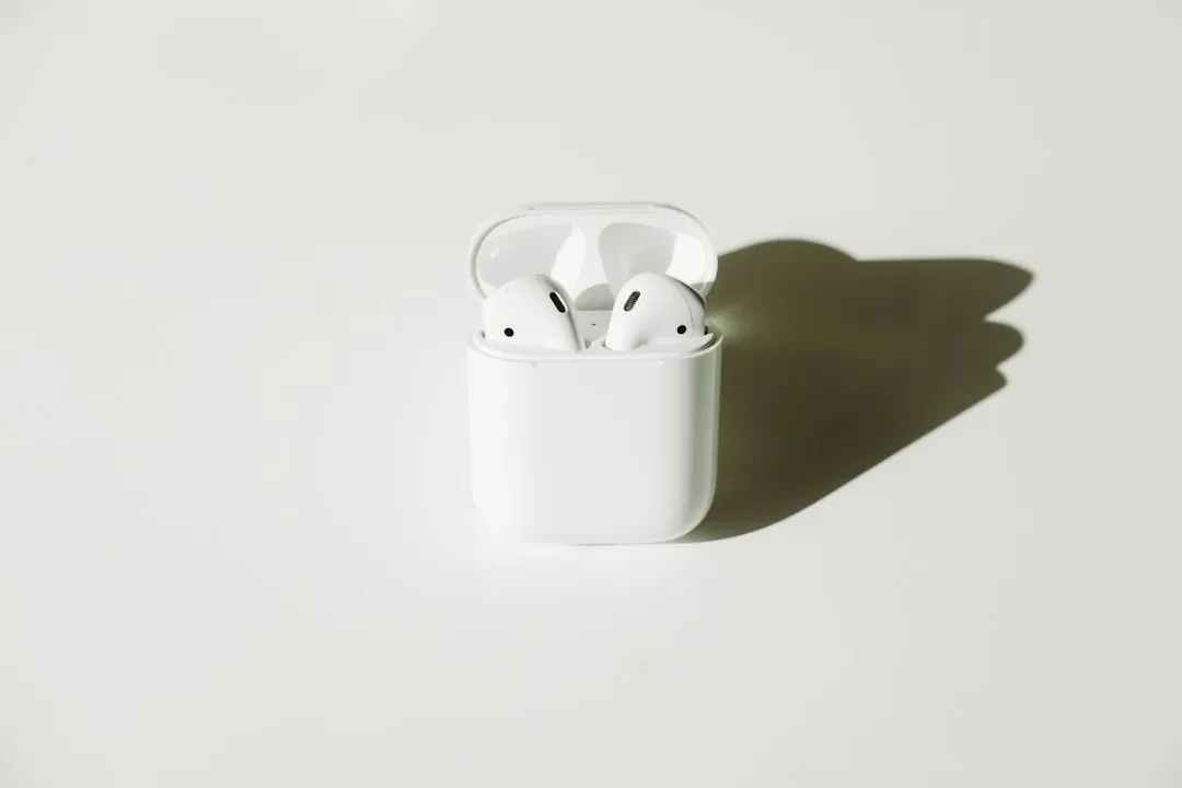 Apple sviluppa AirPods con fotocamera per l'AI: debutto previsto per fine 2027