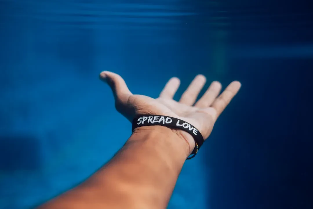 MIT realizza controllo wireless di mani robotiche tramite bracciale a ultrasuoni