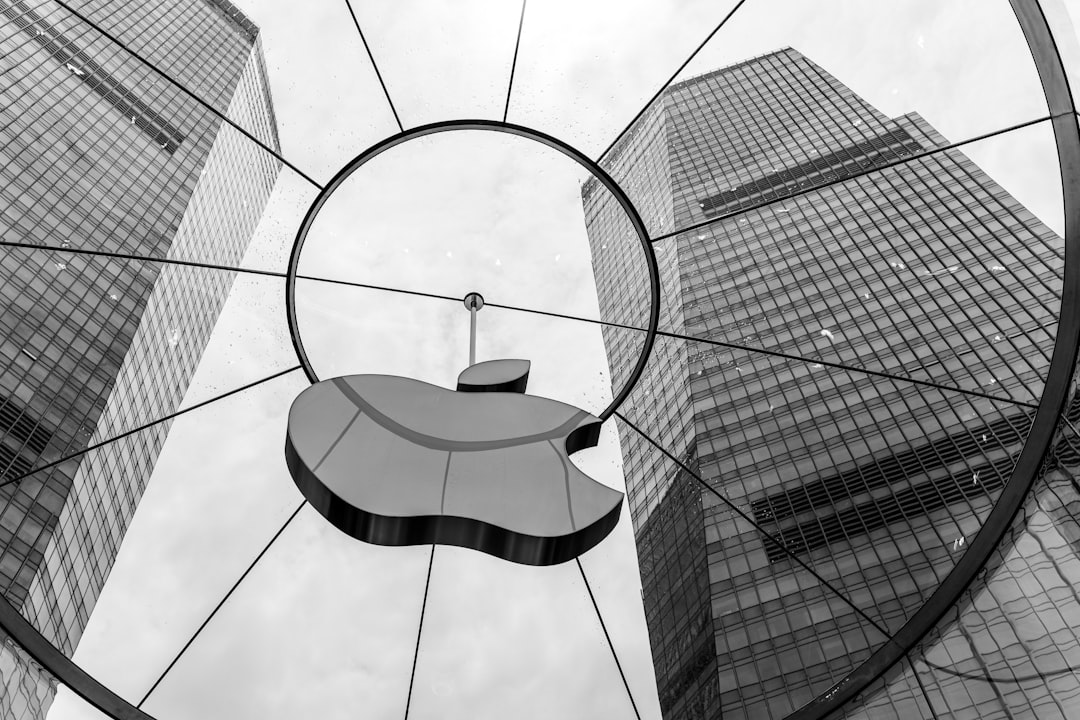 Apple perde il 6% in Borsa dopo il maxi-aumento dei prezzi su Mac, iPad e Vision Pro