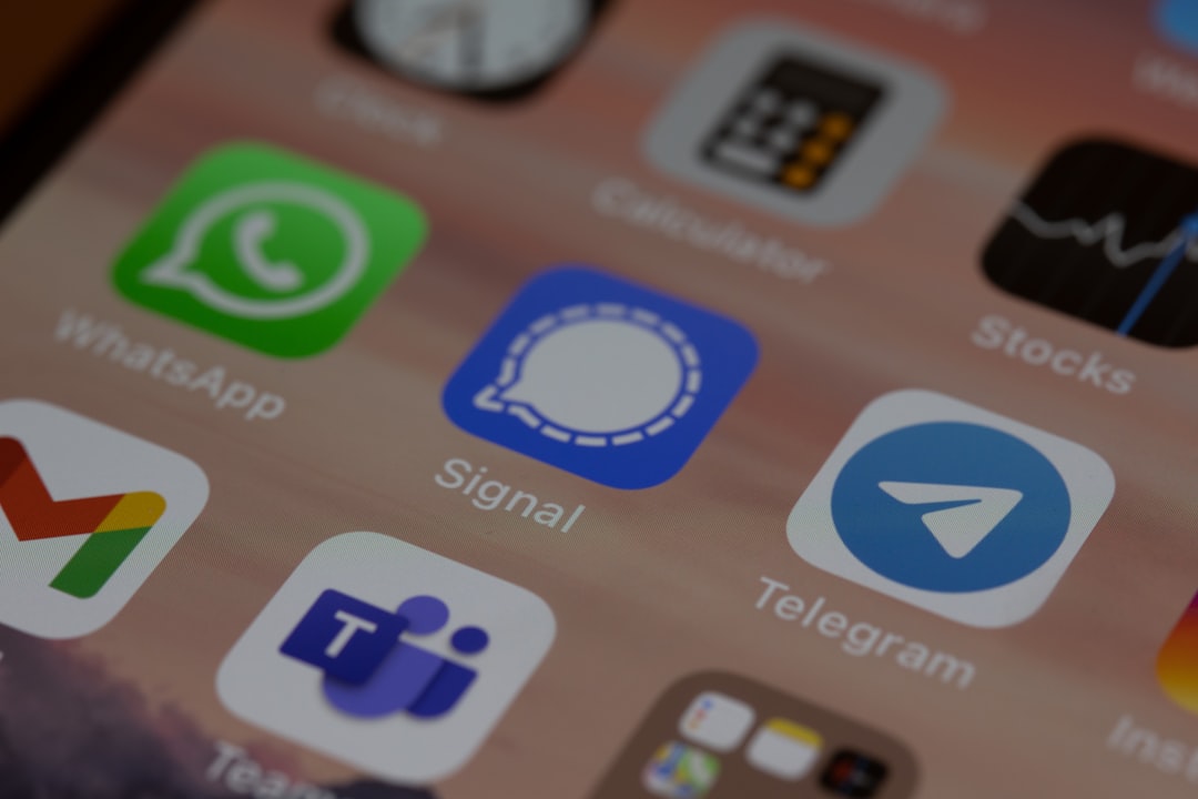 Gli Stati Uniti offrono 10 milioni di dollari per identificare gli hacker russi di Signal e WhatsApp