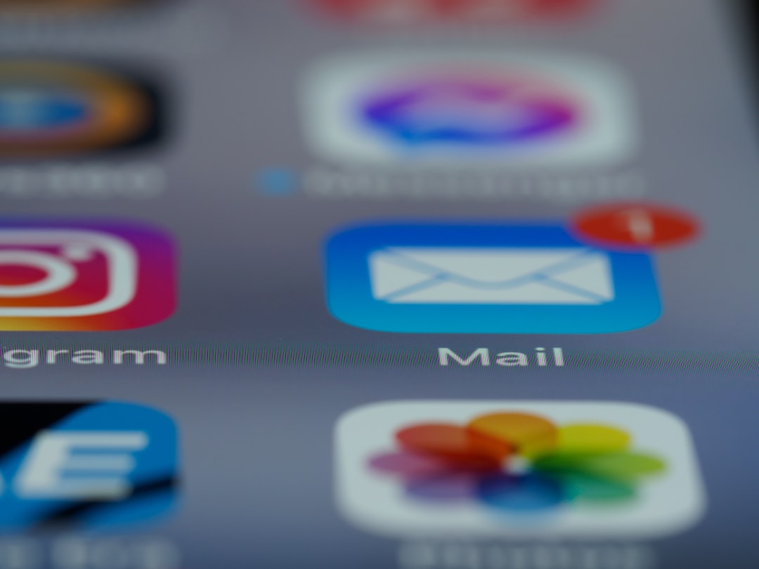 Apple Hide My Email espone gli indirizzi reali: falla di sicurezza irrisolta da oltre un anno