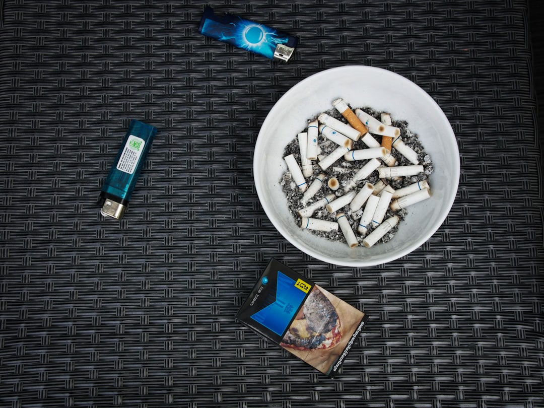 Il divieto generazionale del tabacco nel Regno Unito fallirà senza tecnologia — lezioni per l'Italia
