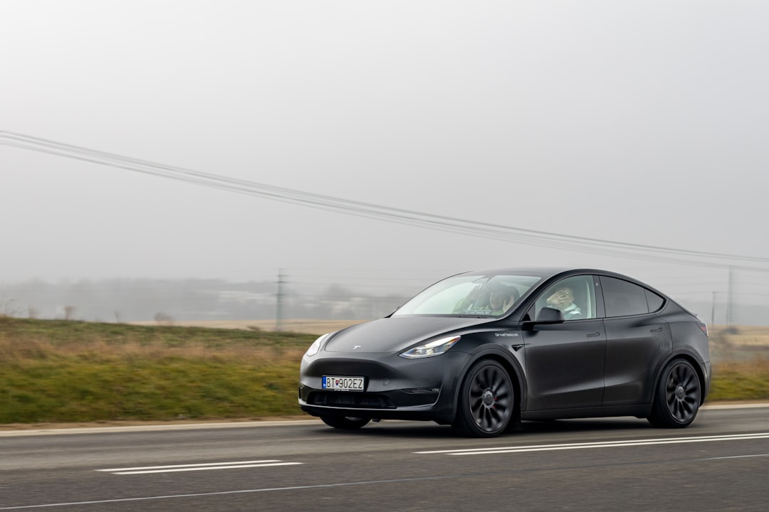 Tesla supera le attese di mercato nel secondo trimestre 2026, ma BYD riconquista il primato globale