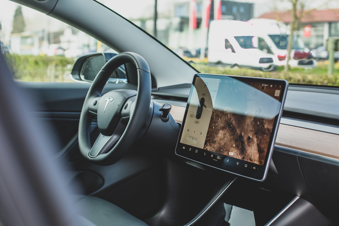 Guidatore di Tesla accusato di omicidio colposo per incidente in Texas che uccise una donna in casa