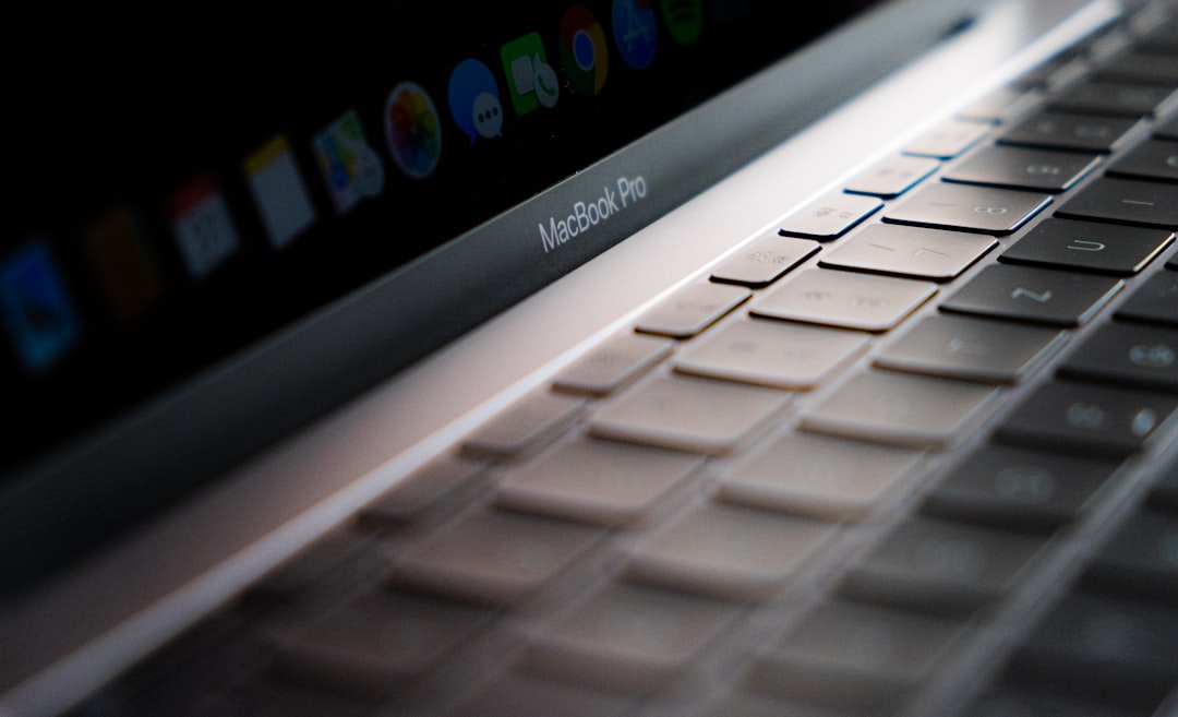 Le cover per webcam dei MacBook danneggiano il display senza migliorare la privacy secondo gli esperti di sicurezza