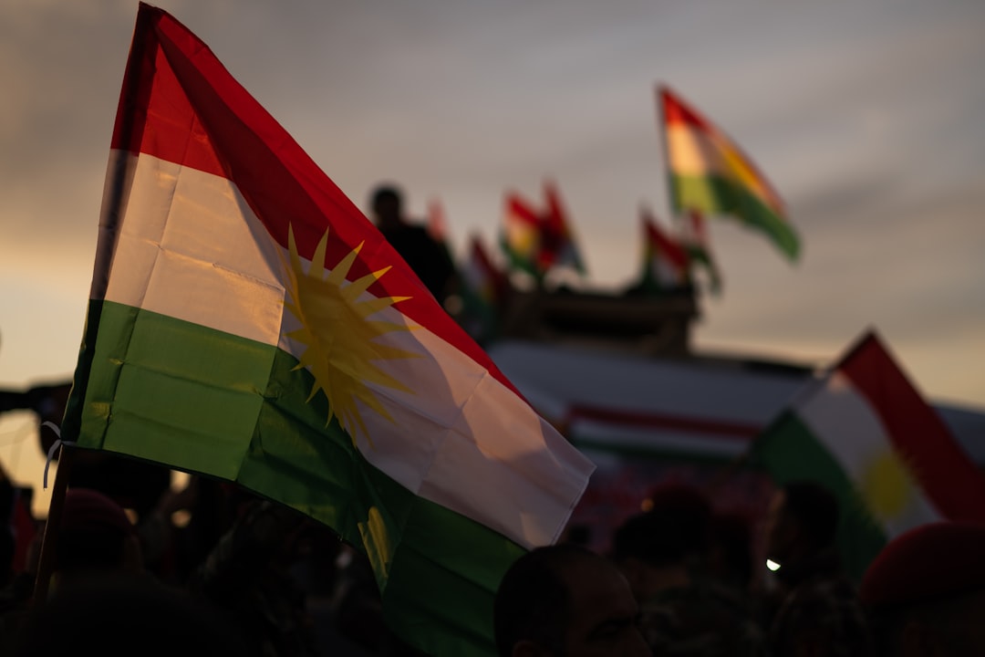 Hacker filo-curdi oscurano due siti dell'esercito USA con messaggi pro-Kurdistan e insulti a Trump