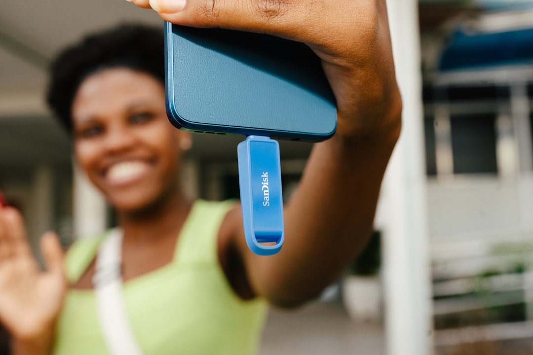 Sandisk Phone Drive for iPhone solves low storage issues effectively