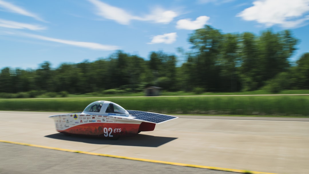 Un'auto elettrica percorre 1.400 km nel Regno Unito solo con energia solare, la spesa è zero