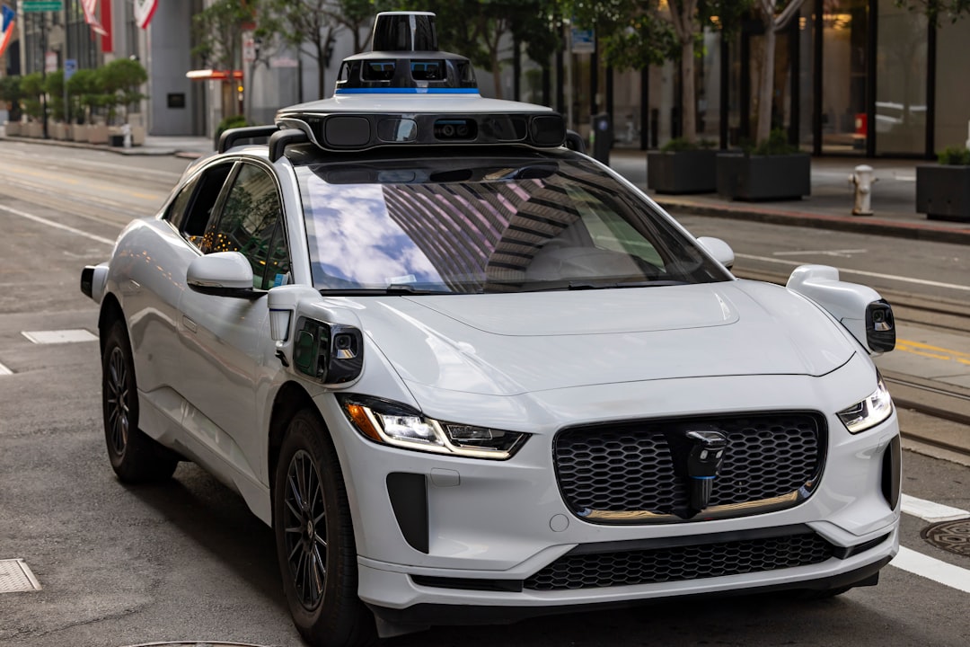 NHTSA impone una scadenza sui robotaxi: risolvere le interferenze con i soccorritori entro il mese