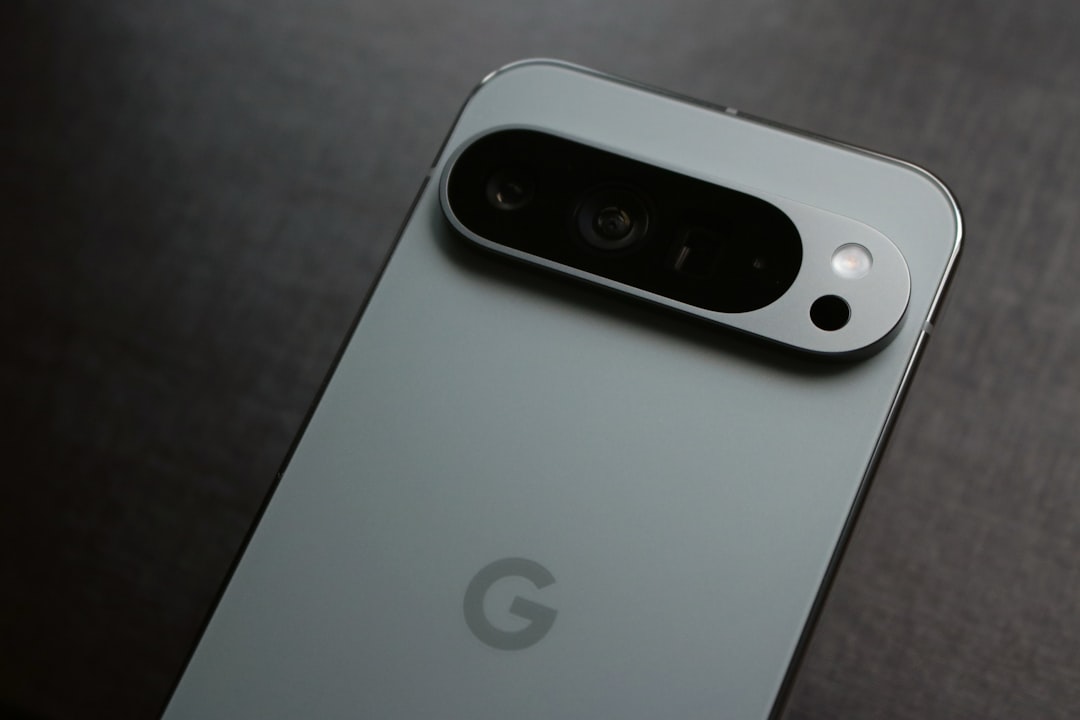 Google Pixel 11 Pro Fold svelato in un render ufficiale con il colore Pine e un design più snello