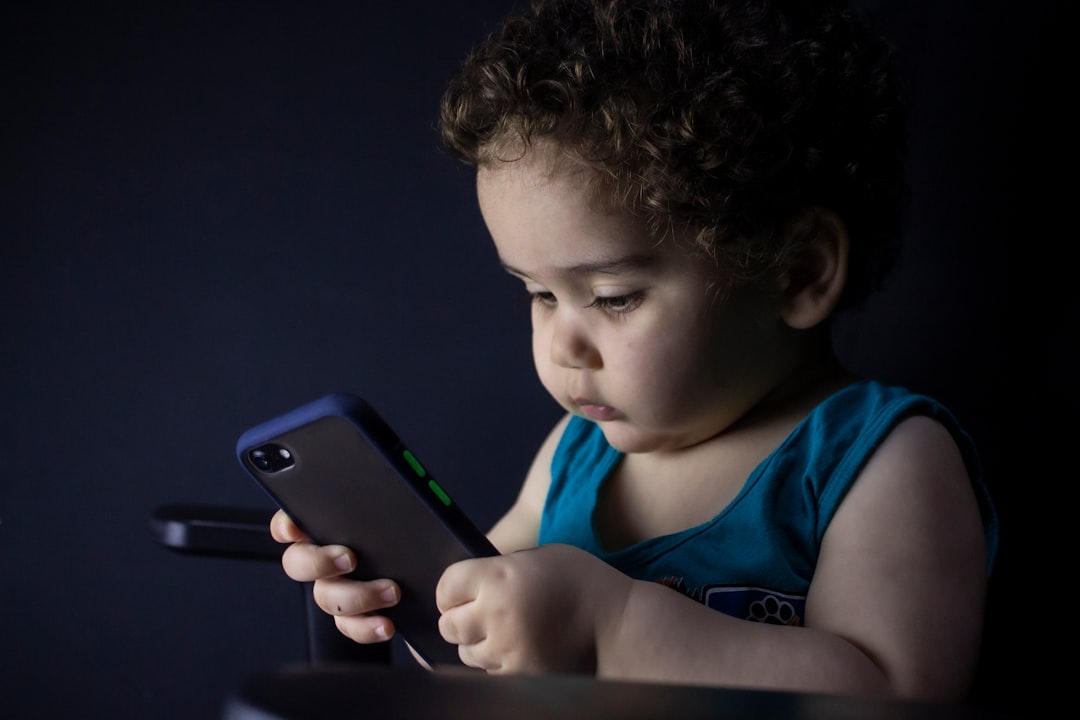UE propone nuove regole contro design addictivo nei giochi e app per minori entro fine 2026
