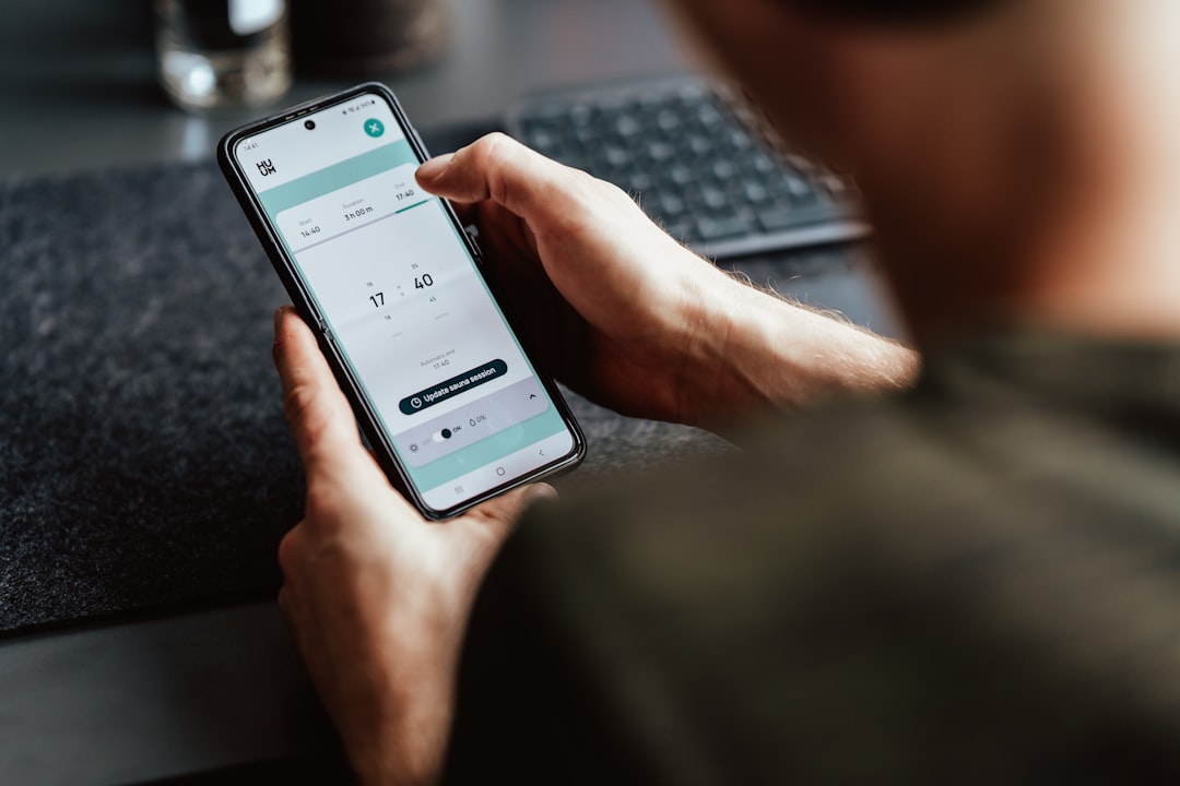 Meta AI sottopone a revisione manuale le chat dei teenager prima di allertare i genitori