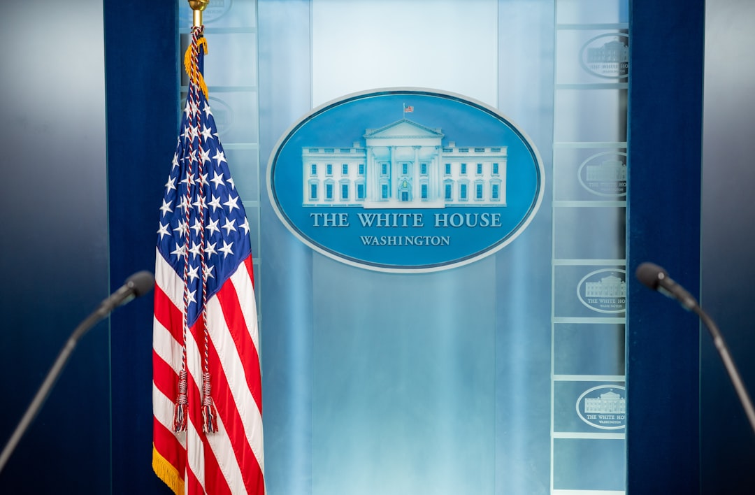 Lavoratori federali USA obbligati a installare app della Casa Bianca con codice russo Elfsight