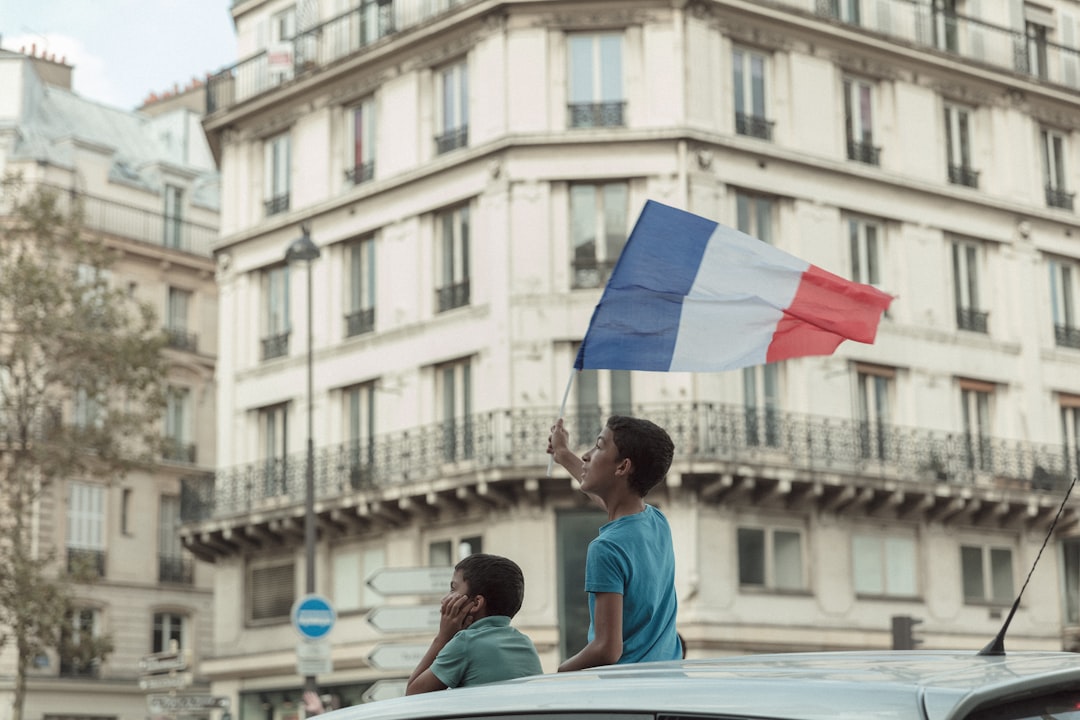 La Francia vieta i social media ai minori di 15 anni: nuova legge approvata
