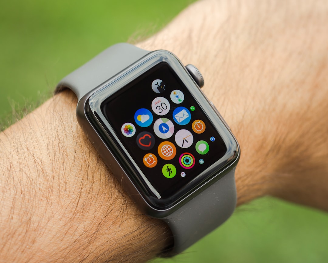 Apple Watch salva un ciclista svenuto dopo una caduta: la storia vera in un video