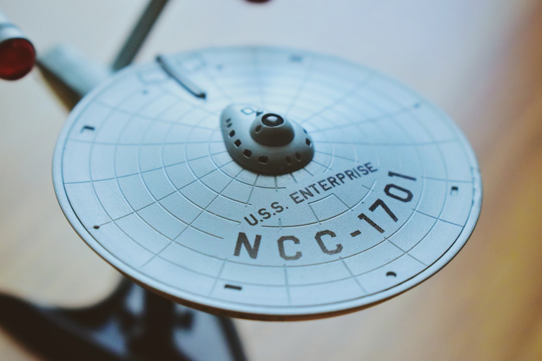 Star Trek Strange New Worlds stagione 4 episodio pilota collega l'estinzione dei dinosauri alla fascia degli asteroidi via viaggio nel tempo