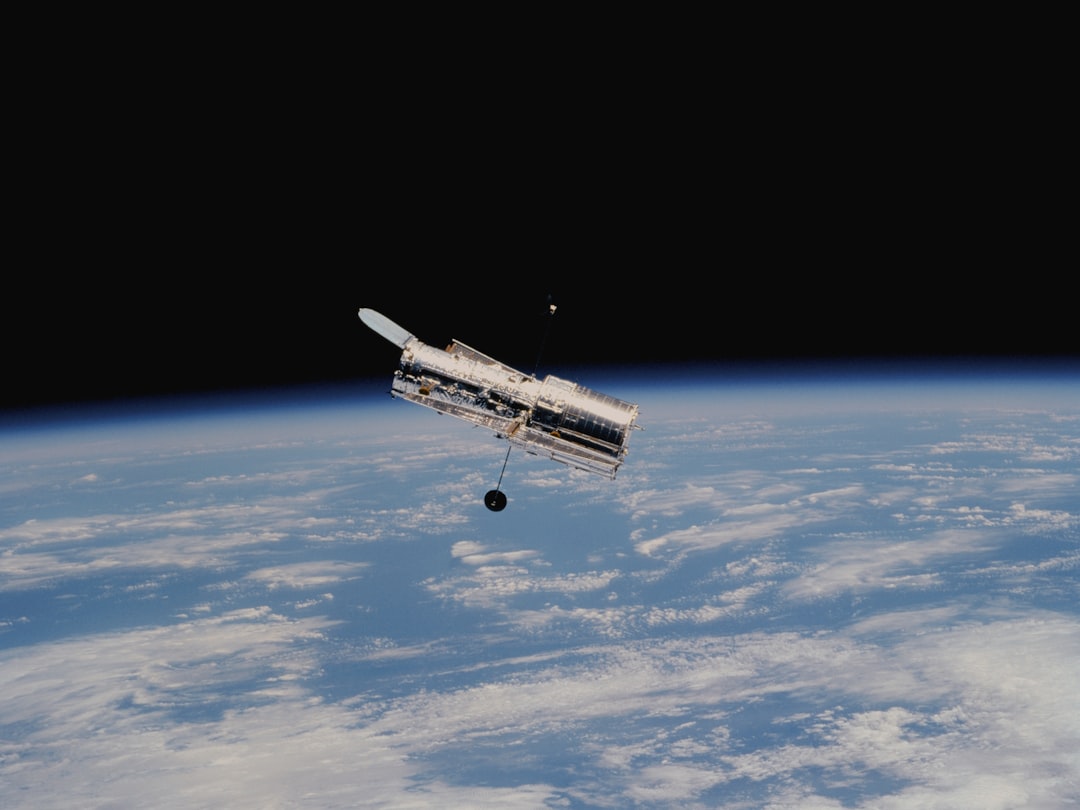 Hubble scopre proiettili cosmici da una nova di elio in esplosione a 20 milioni di mph