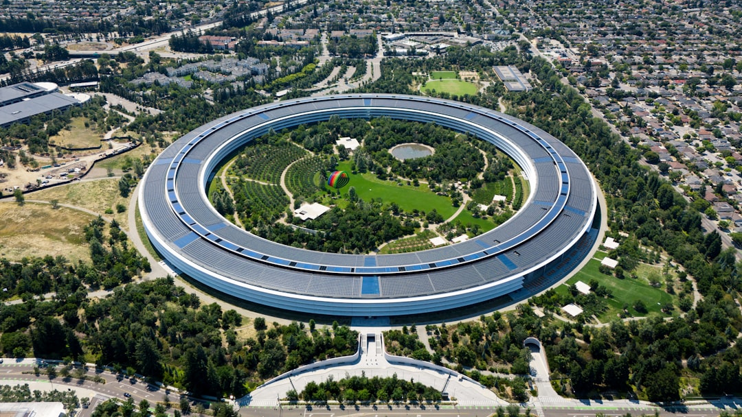 Incendio vicino Apple Park a Cupertino: Vigili del fuoco spengono le fiamme in 45 minuti
