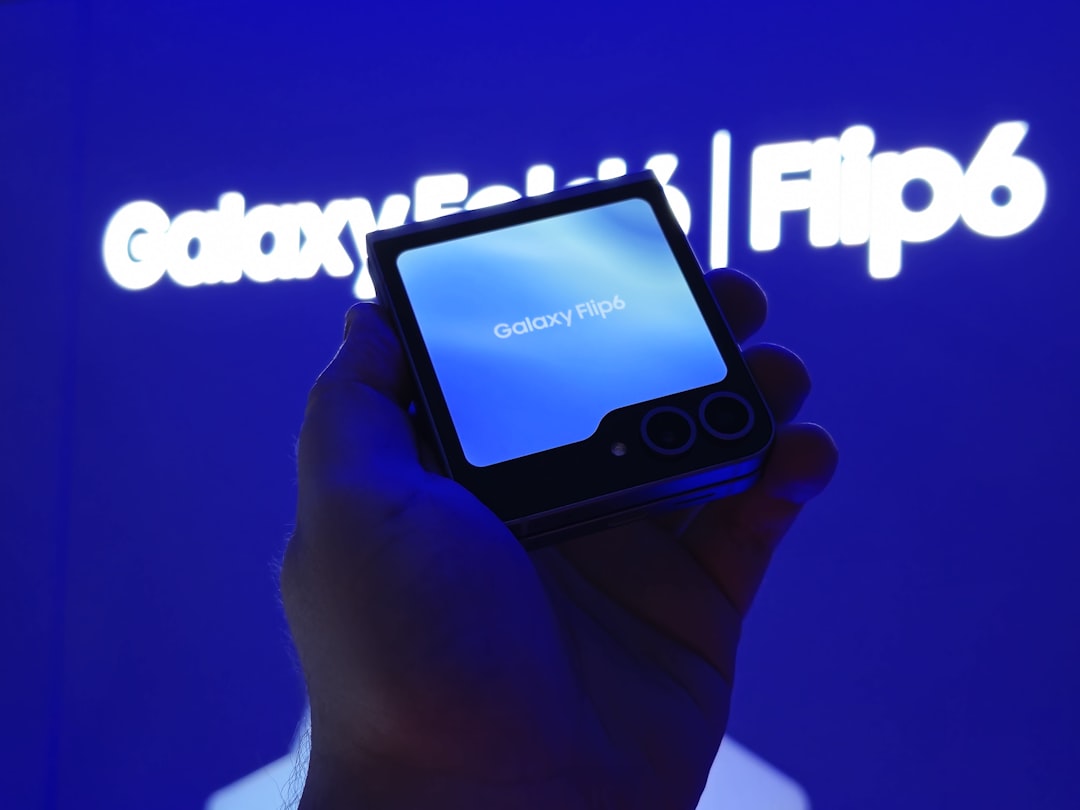 Samsung Galaxy Z Flip 8 migliora il display esterno e sfida Apple sul mercato dei pieghevoli