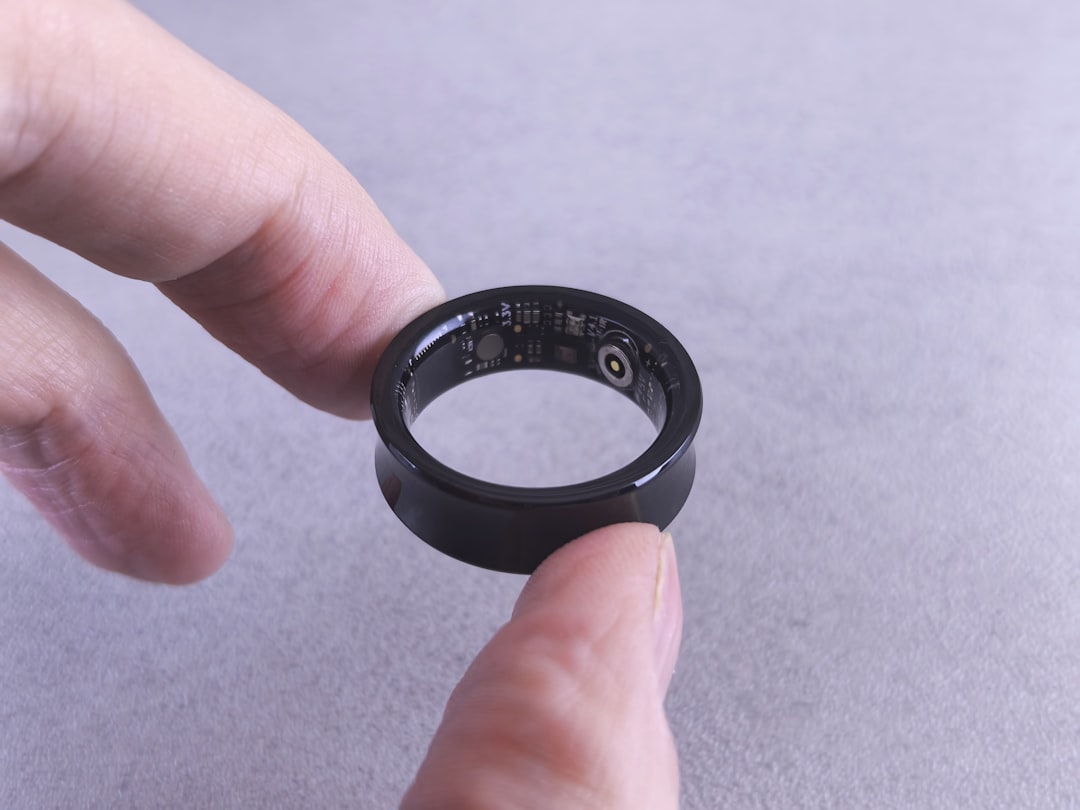 Oura, RingConn e Samsung i tre migliori smart ring del 2026 secondo test approfonditi