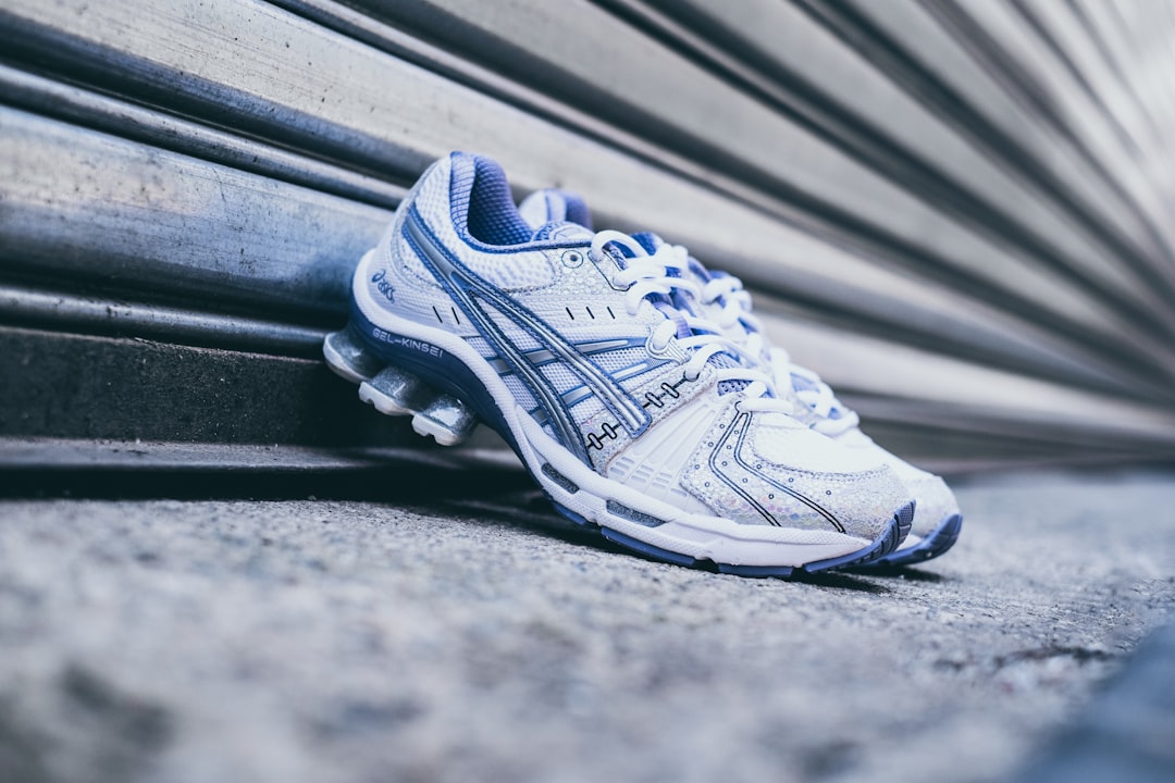 Le scarpe running Asics sono in sconto fino al 53 percento su Amazon con 15 modelli top