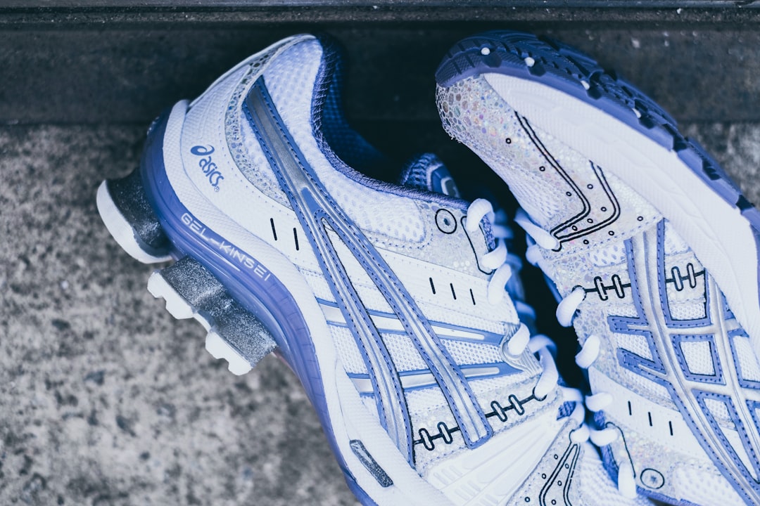 Amazon applica uno sconto fino al 53 percento su 15 scarpe Asics da running
