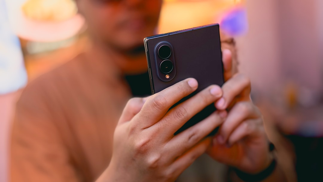 Samsung regala ai possessori di Galaxy Z Fold 8 e Flip 8 temi e wallpaper Netflix di The East Palace